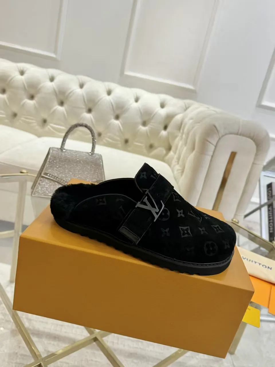 p600✨ LV Couple’s Wool Slippers｜Full of high-end feel, the soles of your feet are luxurious✨ We have achieved the ultimate restoration of the "higher version" of this pair of LV classic toe-toe slippers! 👫💫 🌟 The core advantages are clear at a glance: ✔️ Original jacquard + cowhide fabric, delicate texture, high-end at first glance; ✔️ 280% pure wool lining, wearing barefoot is like stepping on clouds ☁️, soft and skin-friendly and not sweaty; ✔️ Non-slip rubber bottom + three-dimensional toe design, super stable for walking, fashionable and practical!  👀 Must-have attention to detail: Belt buckle + classic LV presbyopic elements, revealing the aura of a big-name brand in a low-key manner ~ Whether it is a couple dating or a trip with besties, both of them are the focus when they go out👟💖 ✨ Easily match the wardrobe: jeans + sweaters, lazy and casual style ✔️ Coat + skirt, refined and elegant ✔️ One pair of shoes can handle a variety of styles, and the sense of luxury is never artificial ~ #LV slippers #couple outfit #High-End Customization #Quality Shoes Recommendation Fabric: Yangjing/classic jacquard fabric Lining: Imported wool lining Sole: Original rubber sole Size: Female 35-41 Male 38-46